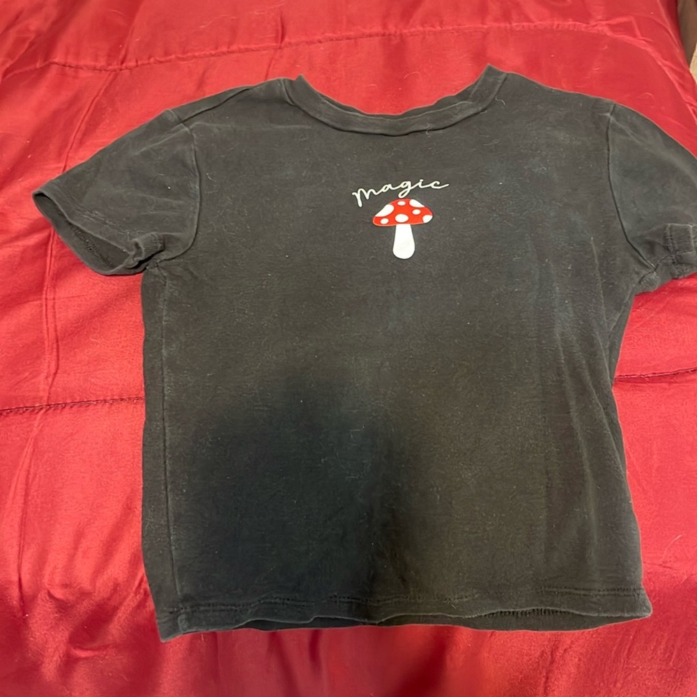 Im selling this black washed cropped tee